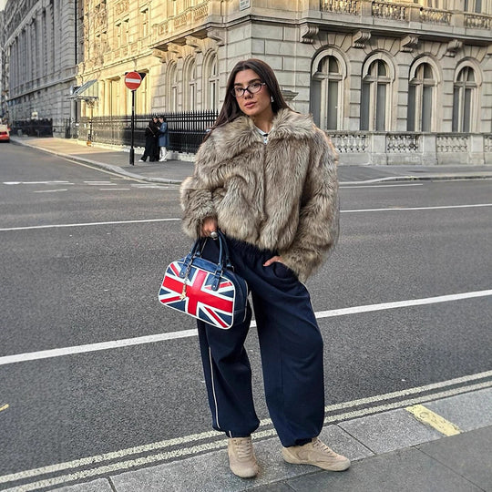Damen Kurz geschnittener Faux‑Fur Boxy‑Mantel mit Kapuze und Reißverschluss Nord Taschen