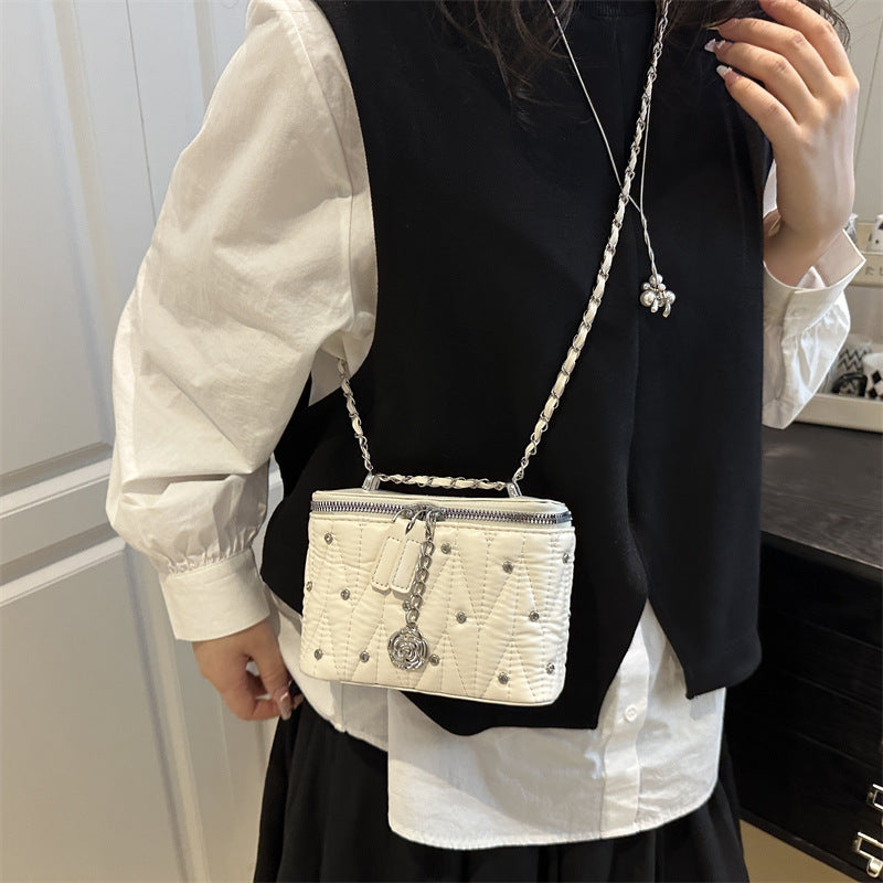 Damen Mini-Handtasche mit eleganter Steppung und Kettenanhänger Nord Taschen