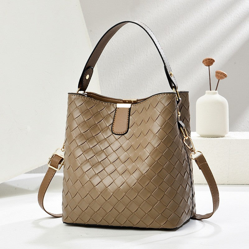 Damen elegante Umhängetasche mit strukturierter Metallic-Oberfläche Nord Taschen
