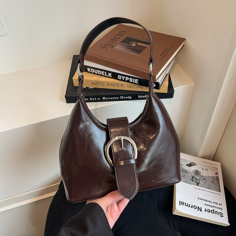 Damen Hobo-Tasche mit elegantem Gurtverschluss und glänzender Oberfläche Nord Taschen