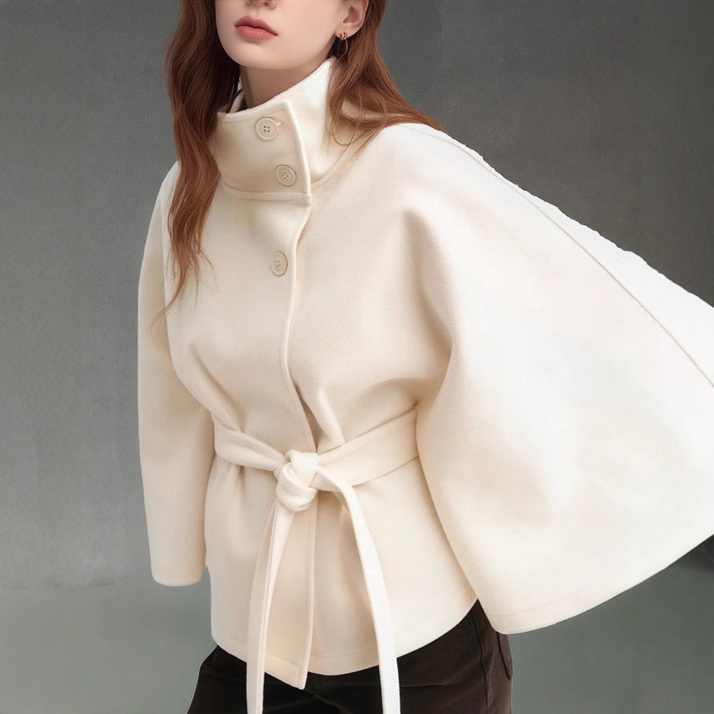 Damen Kurzcape-Jacke mit hohem Stehkragen, Bindegürtel und kastiger Silhouette Nord Taschen