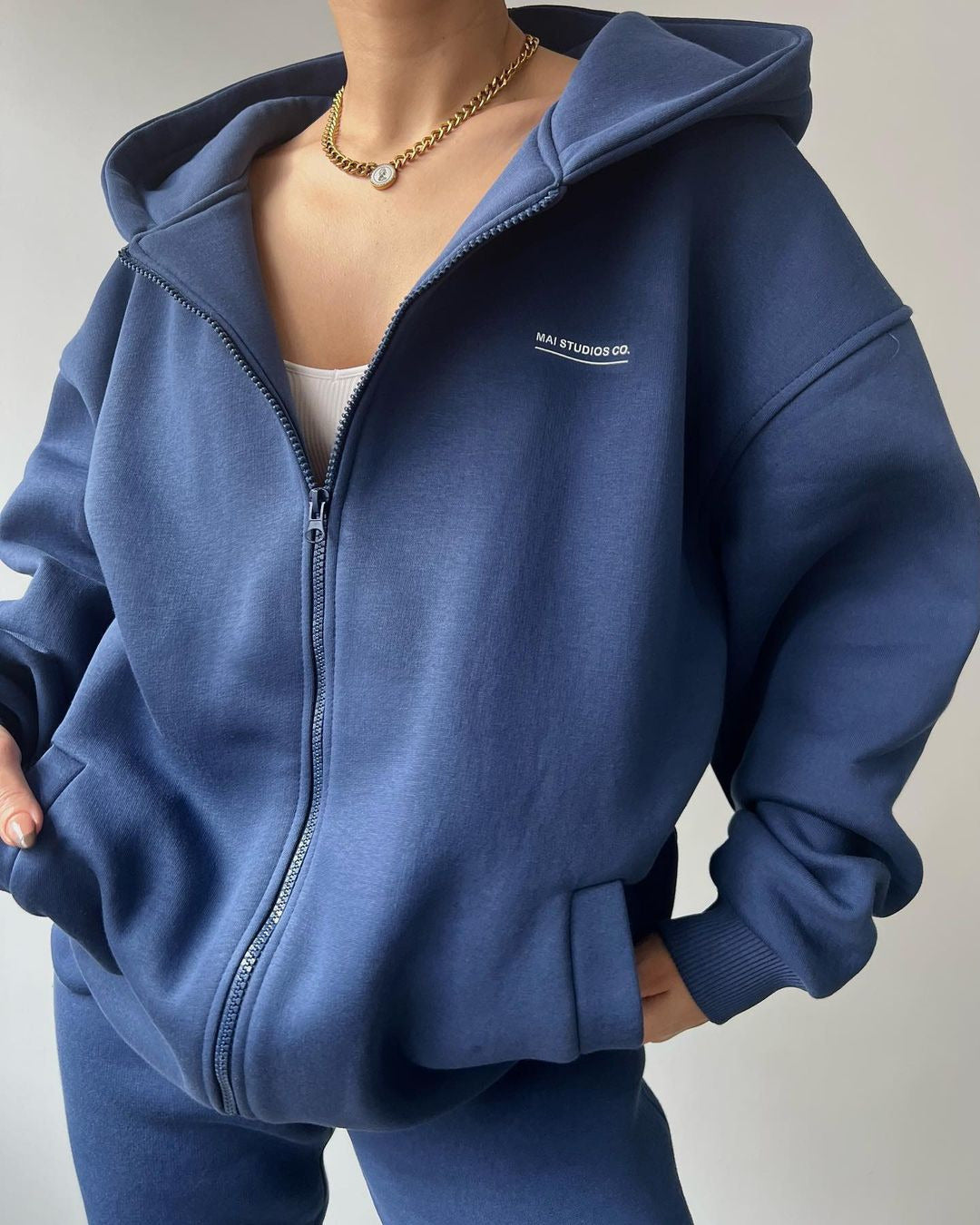 Damen Oversize Kapuzen-Sweatjacke mit Reißverschluss und High-Waist Jogginghose Set Nord Taschen