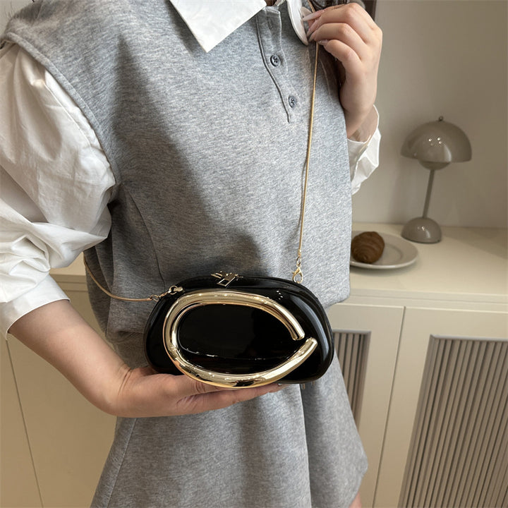 Damen Handtasche mit innovativem Kettenverschluss und funkelndem Design Nord Taschen