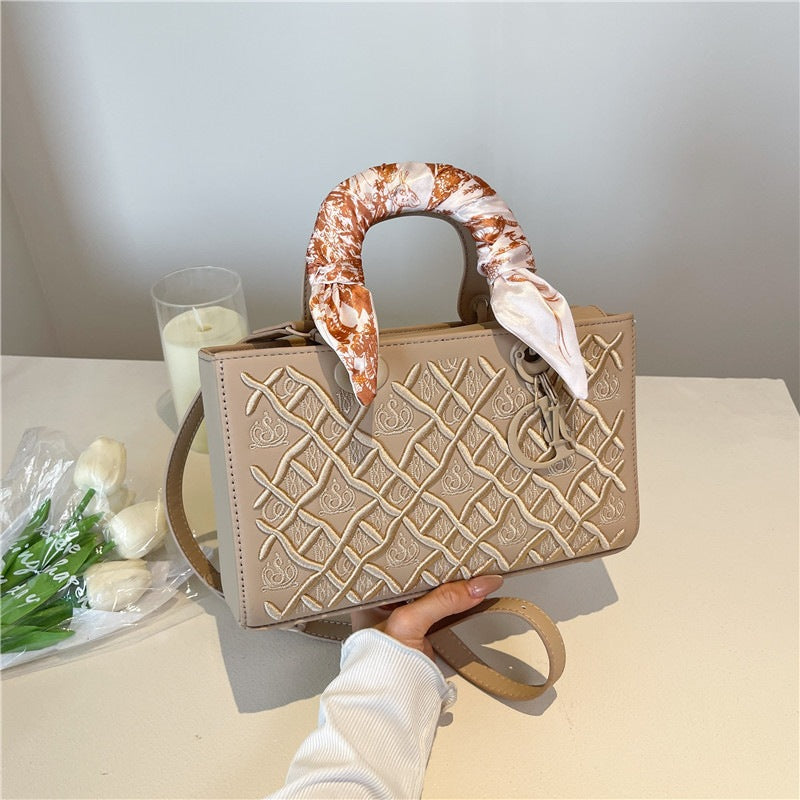 Damen elegante Handtasche mit strukturiertem Design und modischem Halsschal Nord Taschen