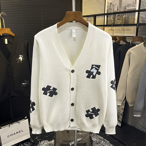 Herren Strick-Cardigan mit V‑Ausschnitt und dekorativen Puzzle‑Applikationen Nord Taschen