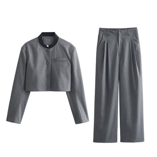 Damen Zweiteiliges Nadelstreifen-Anzugset mit kurzem Knopfblouson und hochtaillierter Faltenhose Nord Taschen