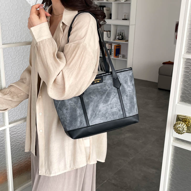 Damen elegante Tragetasche mit verspieltem Anhänger Nord Taschen