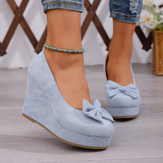 Damen Wedge-Pumps mit zierlichem Riemen und glänzendem Akzent Nord Taschen