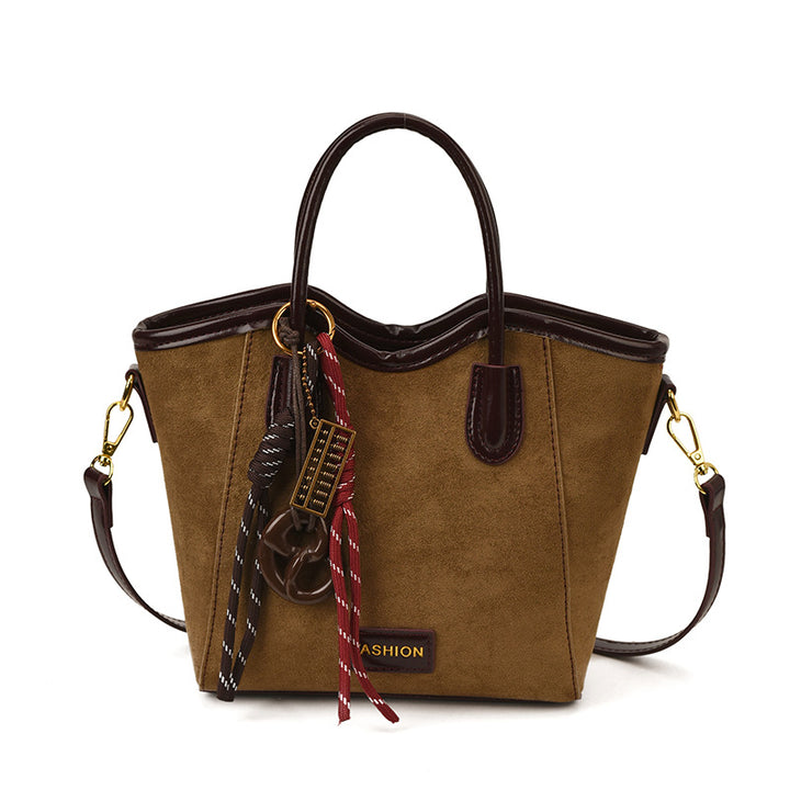 Damen Handtasche aus weichem Wildleder mit dekorativen Anhängern Nord Taschen