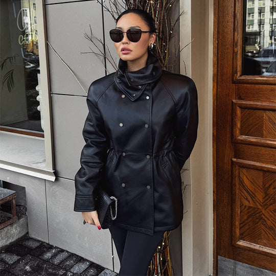 Damen Regenjacke aus Lederoptik mit hohem Stehkragen, Taillenzug und Druckknopffront Nord Taschen