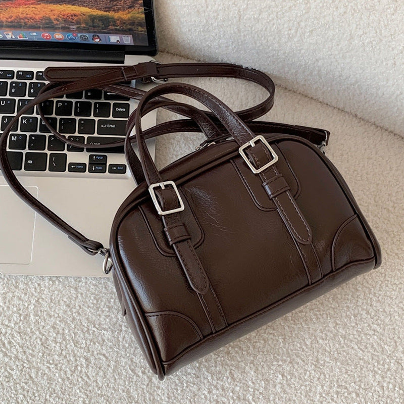 Damen Handtasche mit eleganter Hochglanz-Oberfläche und praktischen Trageriemen Nord Taschen