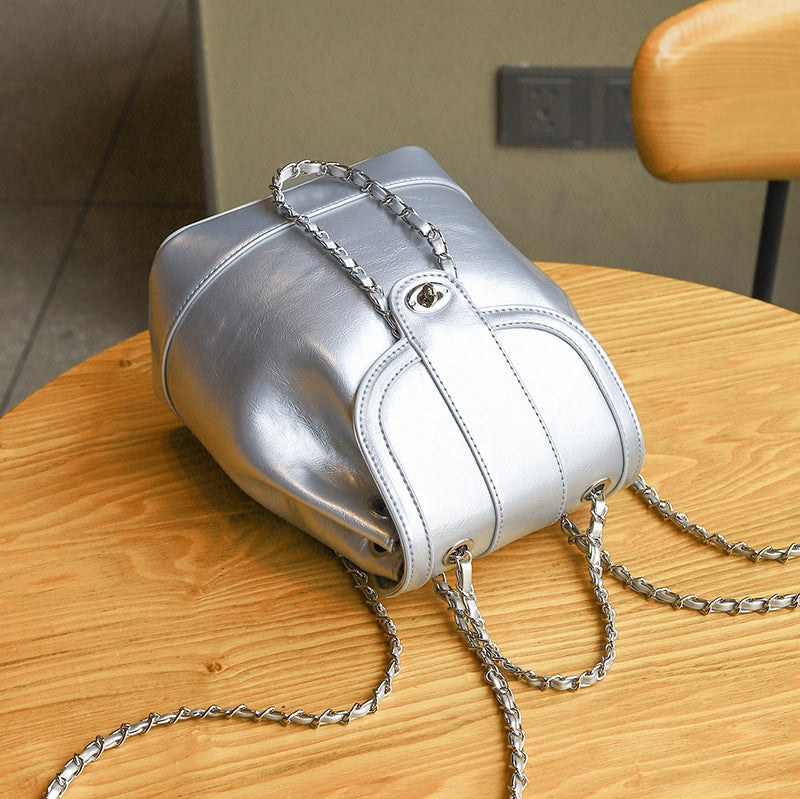 Damen Rucksacktasche mit elegantem Kettenakzent und raffiniertem Klappverschluss Nord Taschen