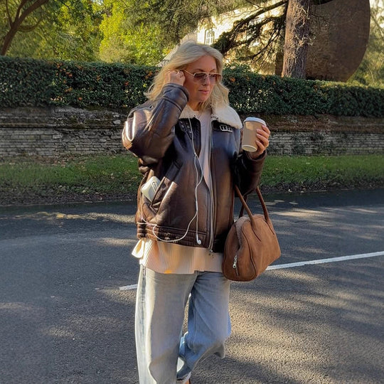 Damen Oversize Fliegerjacke aus Kunstleder mit Teddyfutter und breitem Schnitt Nord Taschen