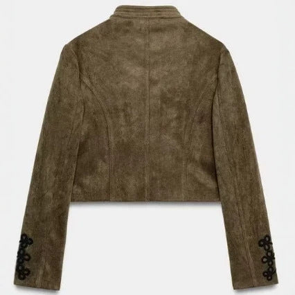 Damen Taillierte Cropped‑Wildlederjacke im Military‑Look mit Mandarinkragen und dekorativen Kordelapplikationen Nord Taschen