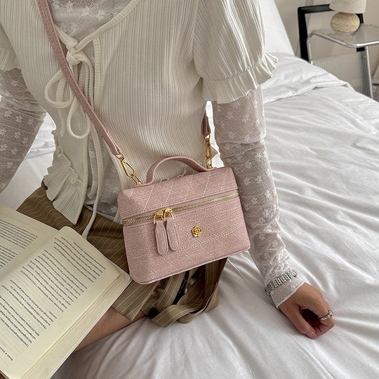Damen elegante Umhängetasche mit strukturiertem Steppdesign und goldenen Akzenten Nord Taschen
