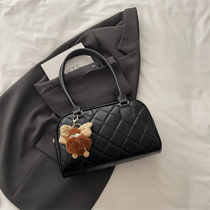 Damen modische Handtasche mit gestepptem Design und charmantem Anhänger Nord Taschen
