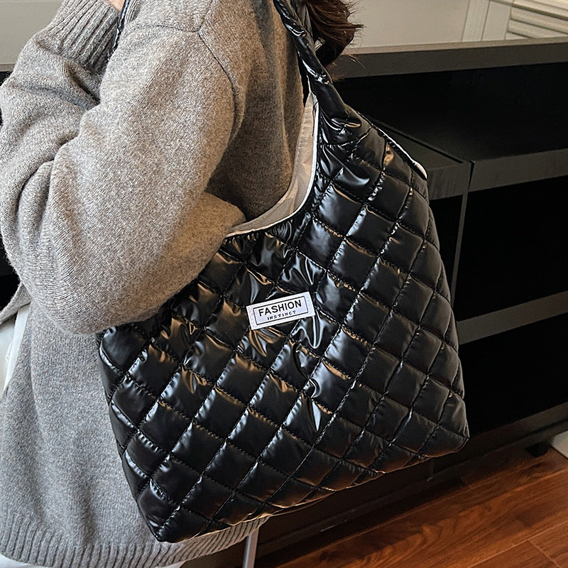 Damen Schultertasche aus glänzendem Kunstleder mit hochwertigem Steppmuster Nord Taschen