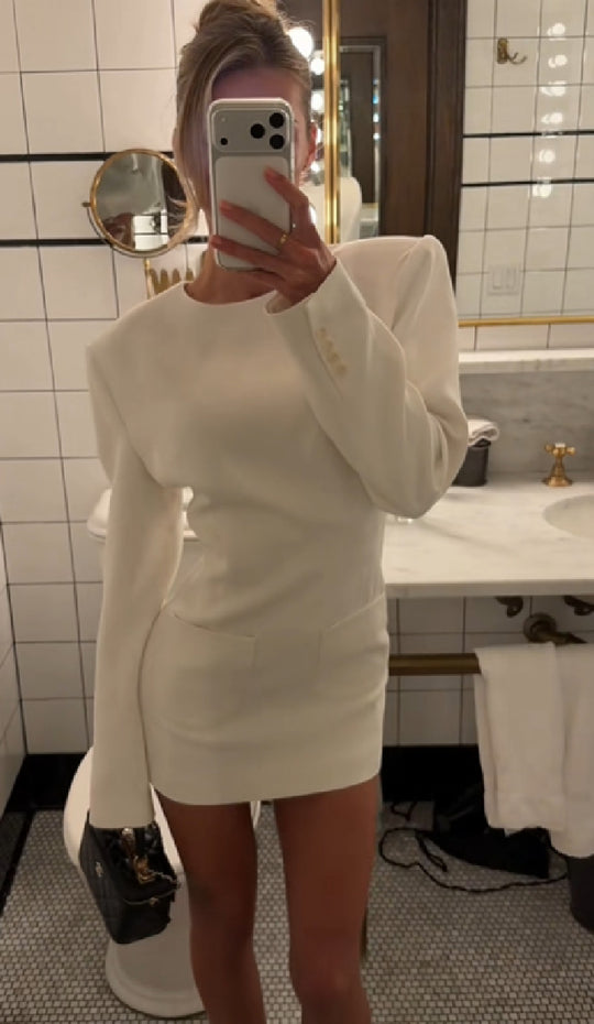 Damen Figurbetontes Mini-Kleid mit betonten Schultern und aufgesetzten Taschen Nord Taschen