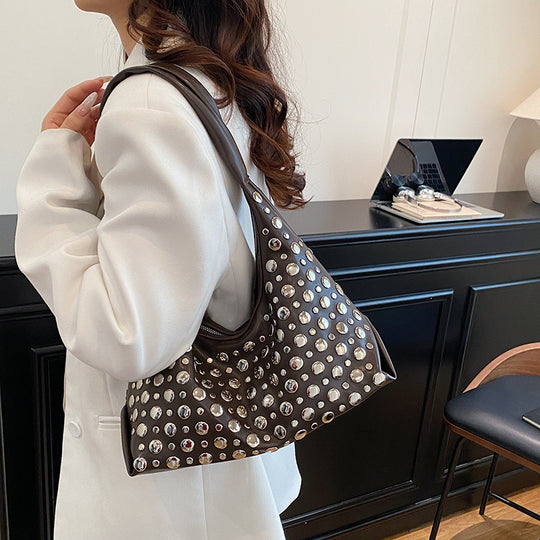 Damen Hobo-Tasche aus hochwertigem Kunstleder mit stilvollen Nietenakzenten Nord Taschen