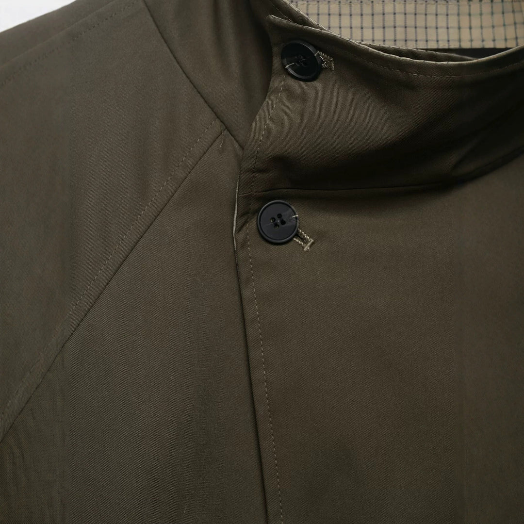 Damen kurzes Cape‑Mantel mit hohem Stehkragen, verdeckter Knopfleiste und Eingrifftaschen Nord Taschen