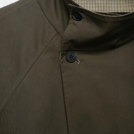 Damen kurzes Cape‑Mantel mit hohem Stehkragen, verdeckter Knopfleiste und Eingrifftaschen Nord Taschen