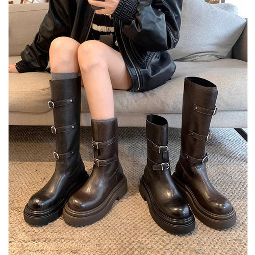 Damen kniehohe Plateau‑Bikerstiefel mit markanter Lug‑Sohle und drei Ziergürteln Nord Taschen