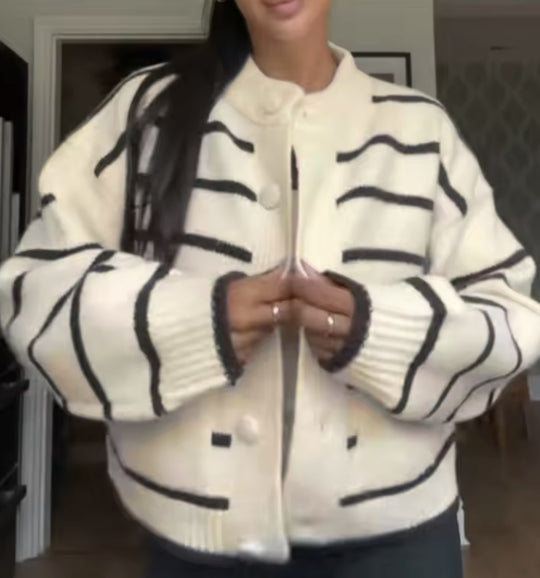 Damen Oversize Cropped‑Strickjacke im Blousonstil mit Kontraststreifen und großen Knöpfen Nord Taschen