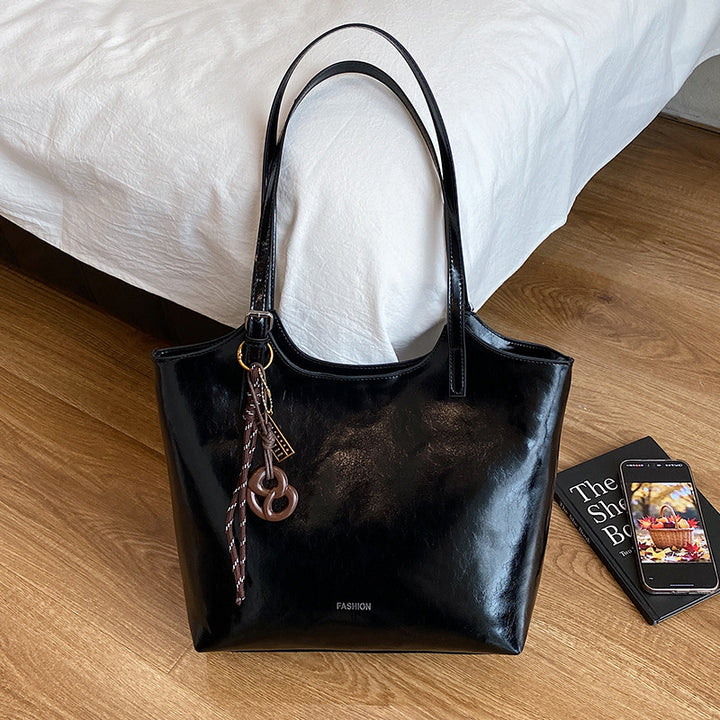 Damen elegante Tote-Handtasche aus hochwertigem Kunstleder mit verspieltem Anhänger Nord Taschen