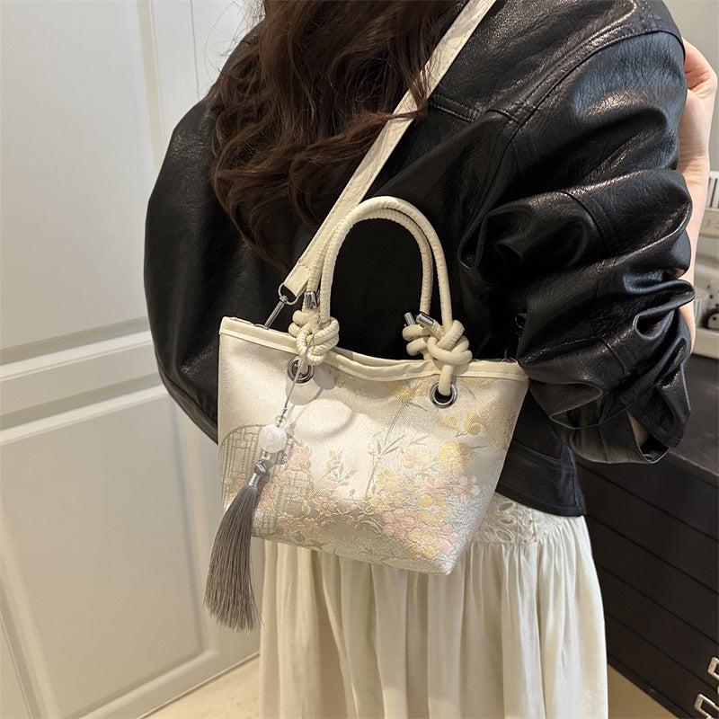 Damen elegante Umhängetasche mit floralem Design und kunstvollen Details Nord Taschen
