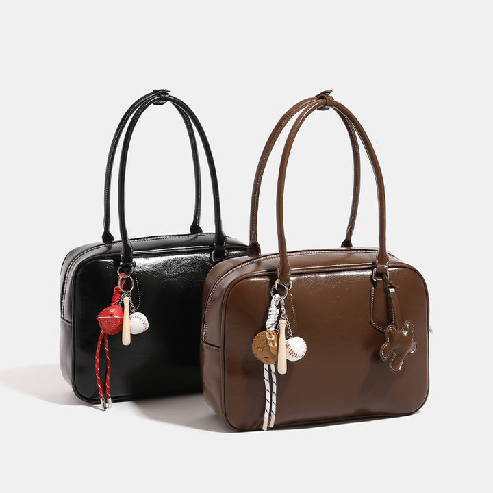 Damen Handtasche mit verspieltem Anhänger und schickem, glattem Kunstleder Nord Taschen