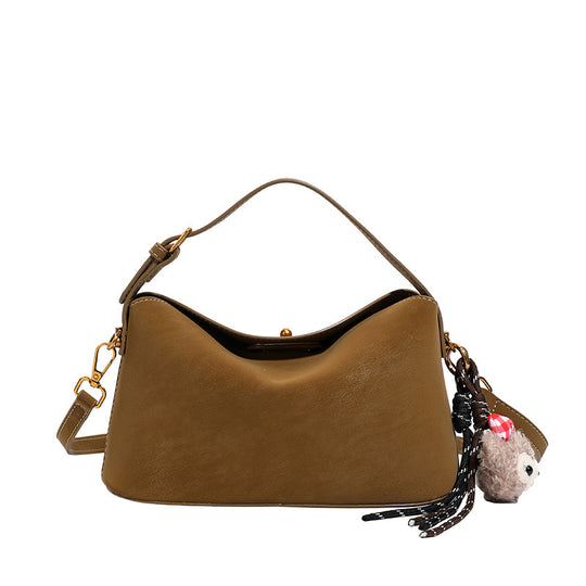 Damen Umhängetasche aus weichem Kunstleder mit charmantem Tieranhänger Nord Taschen