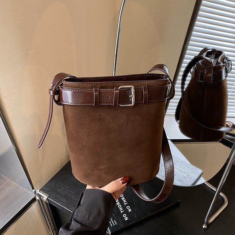 Damen Hobo-Tasche mit luxuriösem Wildlederüberzug und elegantem Gürtelakzent Nord Taschen