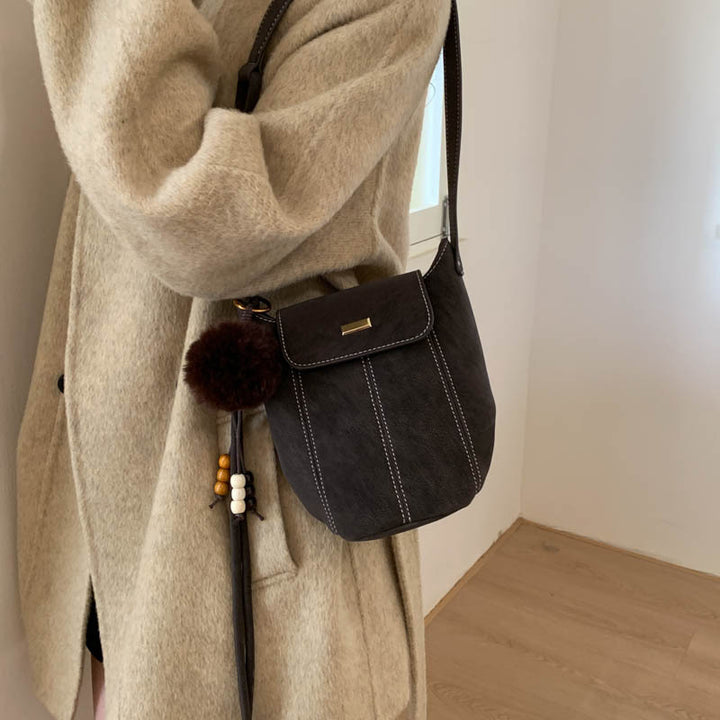 Damen modische Crossbody-Tasche mit flauschigem Anhänger Nord Taschen