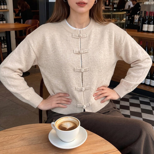 Damen Kurz geschnittener Strickcardigan mit chinesischen Knebelverschlüssen Nord Taschen