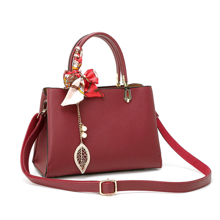 Damen elegante Handtasche mit dekorativem Anhänger Nord Taschen