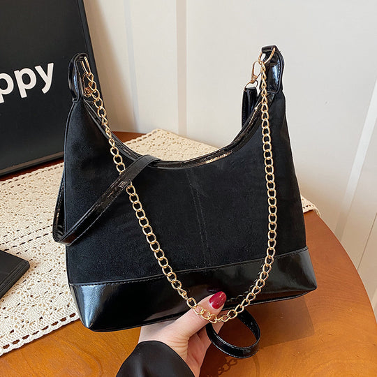 Damen Schultertasche mit luxuriösem Veloursleder und goldener Kettenverzierung Nord Taschen