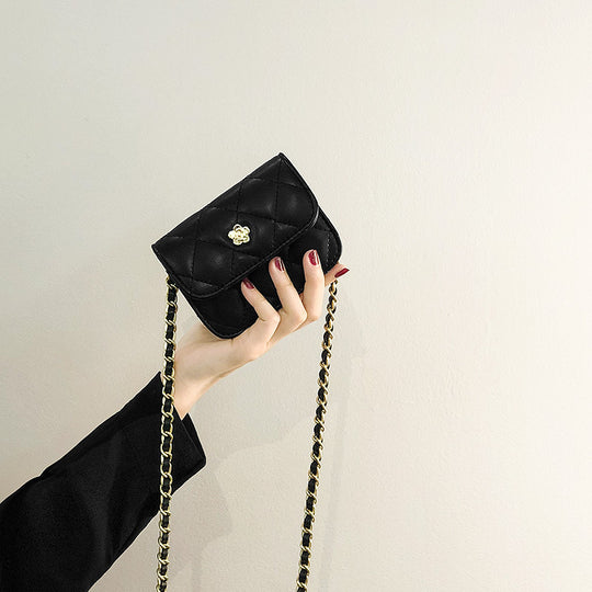 Damen Clutch mit stilvollem Kettenriemen und eleganter Steppung Nord Taschen
