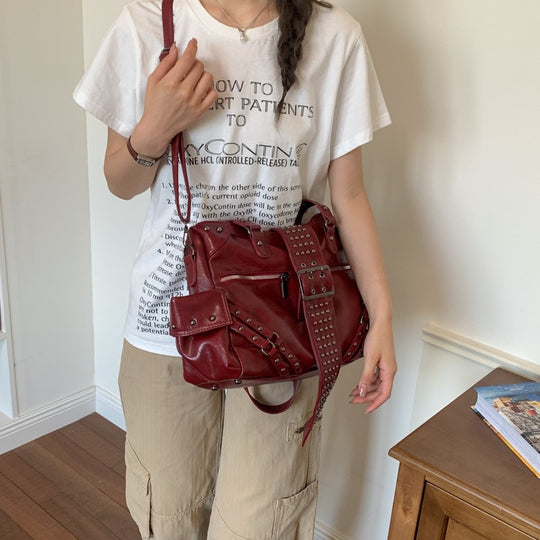 Damen Schultertasche im angesagten Rock-Stil mit dekorativen Nieten Nord Taschen