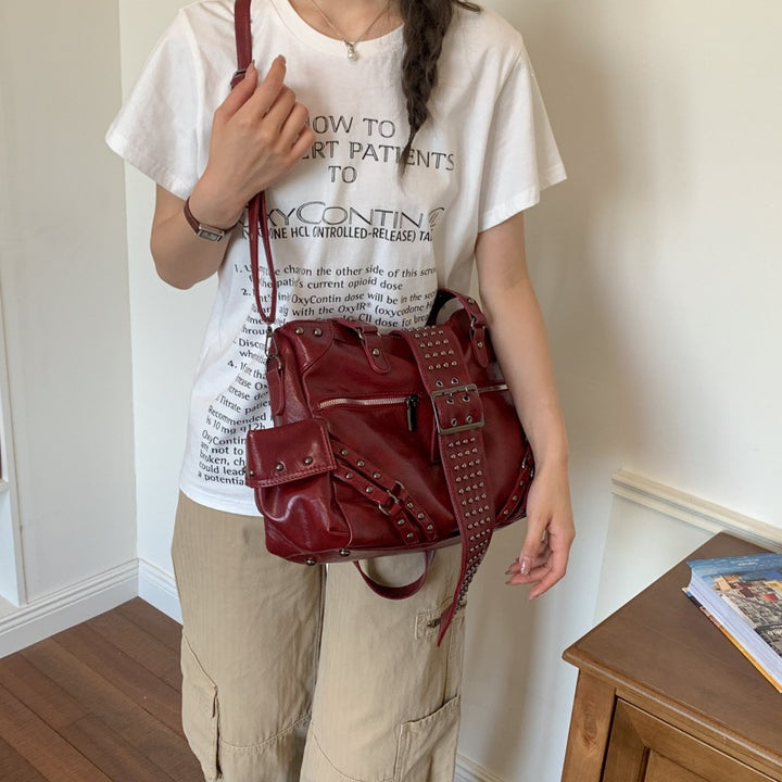 Damen Schultertasche im angesagten Rock-Stil mit dekorativen Nieten Nord Taschen
