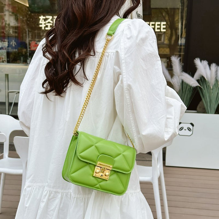Damen Handtasche mit elegantem Steppmuster und goldenen Akzenten Nord Taschen