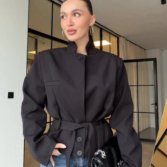Damen Taillierter kurzgeschnittener Blazer mit Stehkragen, Schößchen und Bindegürtel Nord Taschen