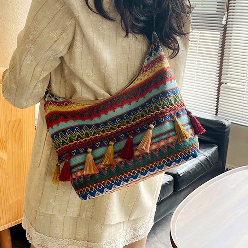 Damen Umhängetasche mit kunstvollem Ethnodesign und lebhaften Quasten Nord Taschen