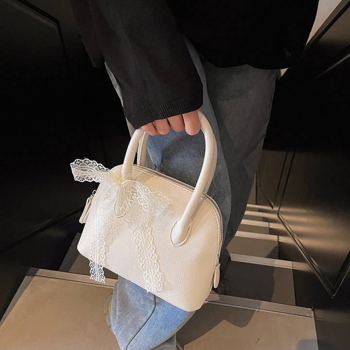 Damen stilvolle Handtasche mit dekorativem Spitzenanhänger Nord Taschen