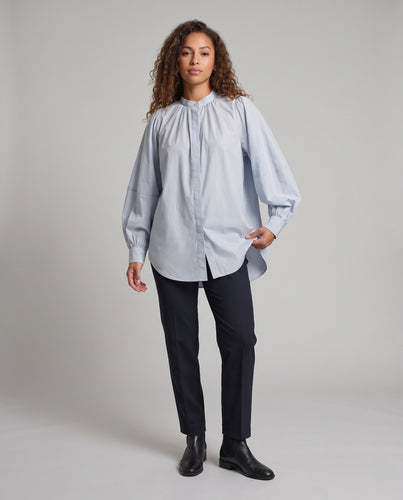 Damen Weites Baumwoll-Poplin-Blusenshirt mit Stehkragen, Puffärmeln und geknöpften Manschetten Nord Taschen
