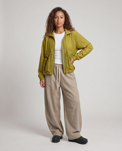 Damen Ultraleichte Kurzjacke im Technical‑Look mit Stehkragen, gerafften Fronttaschen und Kordelzug Nord Taschen