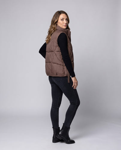 Damen Kurzschnitt-Steppweste im Minimal-Look mit hohem Stehkragen, verstellbaren Seitenriegeln & verdeckter Frontblende Nord Taschen