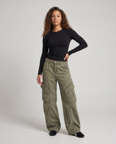 Damen weite Cargo-Hose mit tiefem Bund und großen Pattentaschen Nord Taschen