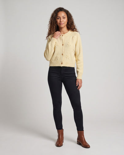 Damen Kurz geschnittene Strickjacke mit dreidimensionalen Blumenmotiven, Holzknöpfen und geripptem Saum Nord Taschen