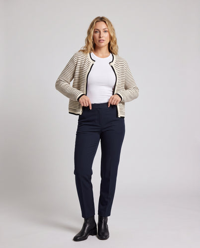 Damen Kurzgeschnittene Strickjacke mit Kontrastbündchen und aufgesetzten Taschen Nord Taschen