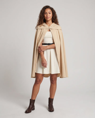 Damen Cosplay-Outfit mit kunstvollem Umhang und detailverliebt gestalteten Accessoires Nord Taschen